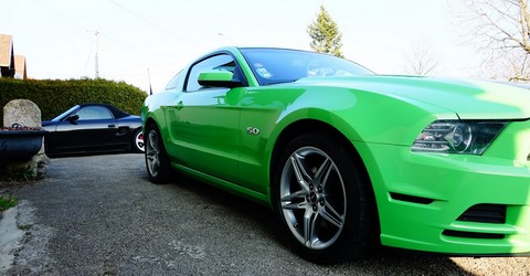 Porsche vs Mustang